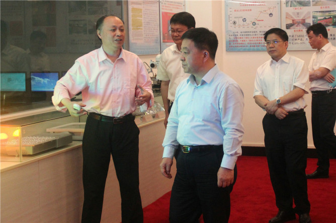 <em></em> 江西省省長葉建春走訪江風益院士:讓專業(yè)的人做專業(yè)的事,讓經(jīng)營收入反哺科技創(chuàng)新